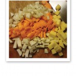 Hackade grönsaker i gula, vita och orange toner.