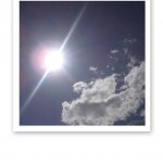 Solsken från klarblå himmel med ett moln.