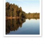 En sjö med spegelblank yta.