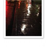 Regnvåt trottoar i innerstan.
