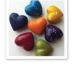 Hjärtan i sju olika chakrafärger.
