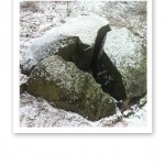 En tredelad sten som "hör ihop", likt ett pussel.